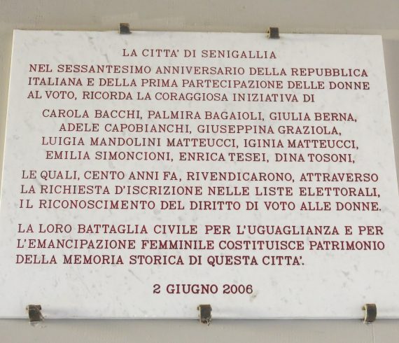 Si ringraziano Elena Palestrini e Umberto Pierpaoli, impiegati del Comune di Senigallia, che hanno messo a disposizione la foto della lapide